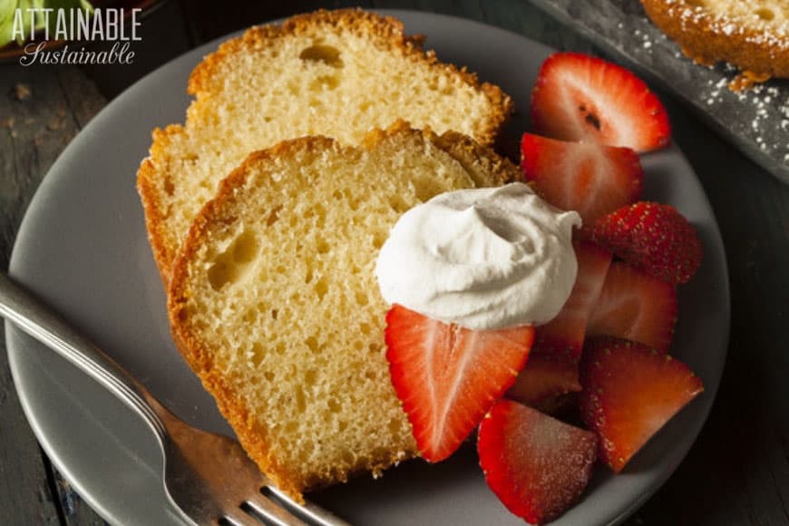 Liliko‘i is arguably the epitome of tropical flavor. This passion fruit cake is splendid alone or with fresh fruit & whipped cream. A favorite dessert! 百香果蛋糕切片放在盘子里,上面放着草莓和鲜奶油