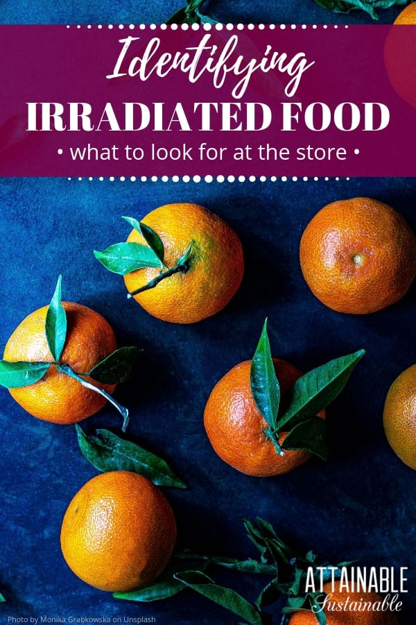 What is food irradiation? Can organic foods be irradiated? Consumers have questions, but know this: Product packaging won't scream 新鲜蜜桔均匀间隔上的深蓝色背景(从上方)用文字:识别辐照食物