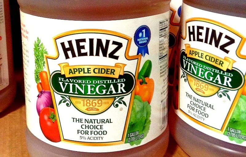 When canning homegrown produce, choose the best quality ingredients. Here's why your go-to brand might not be the best vinegar for pickling and canning. 带标签的苹果醋罐子