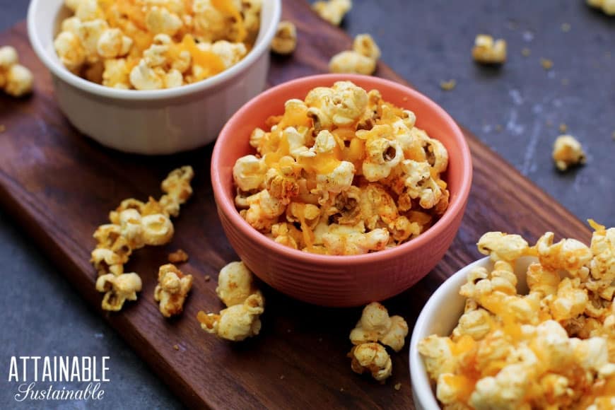 Need a healthy snack on the run? These smoky cheddar popcorn snacks are easy and inexpensive to make. Kids love them because, well, popcorn. And cheese. 在几个碗切达爆米花小吃(棕色板)