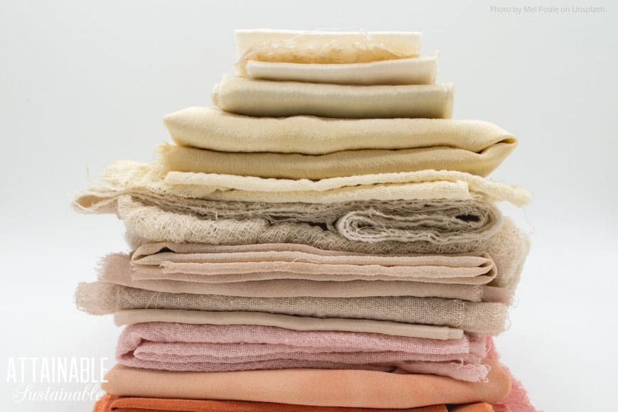 Do you really need all that baby paraphernalia? Adopting a minimalist parenting attitude can save you a bundle. Check out 5 Tips for Ditching consumerism. 以柔和的色调堆积厨房毛巾