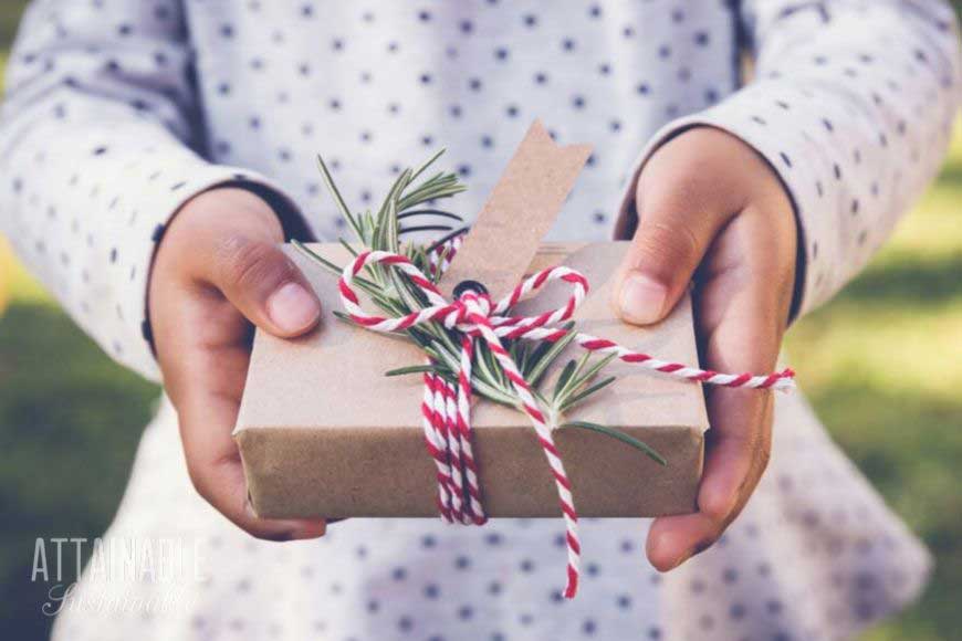 Finding gifts for kids that allow you to maintain your values of simplicity and less waste can be a challenge. Here's a bit of help! 圣诞礼物的孩子,很好地包裹和孩子的手举行
