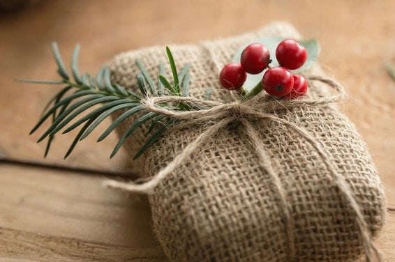 Gift giving is one of the joys of the holiday season. If you're trying to live a simpler, less wasteful life these eco friendly gift ideas will help. 对生态友好的礼物的想法麻布包裹的礼物