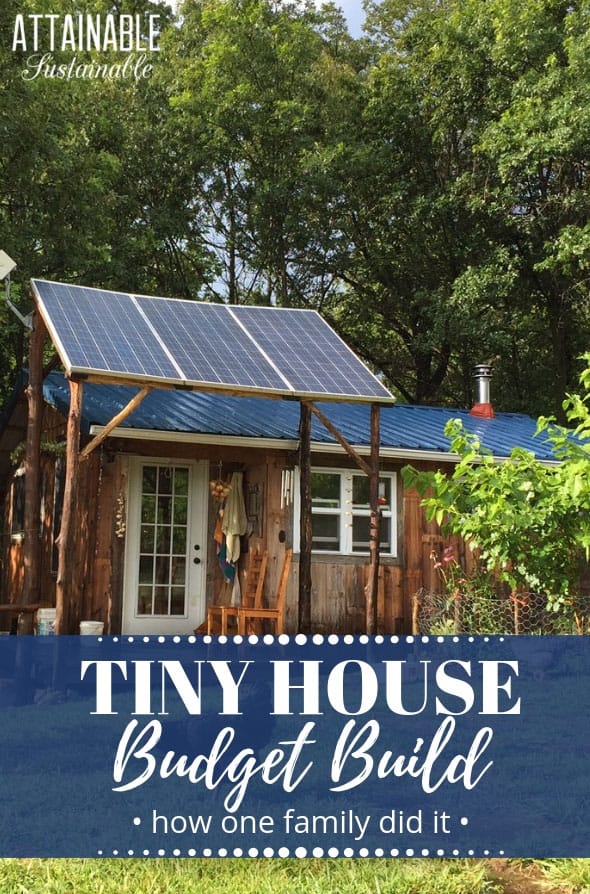Tiny house living has its joys and challenges, just like any living situation. Our family feels great joy living in such a beautiful space. 有绿色草坪的小房子(和一只黑鸡)