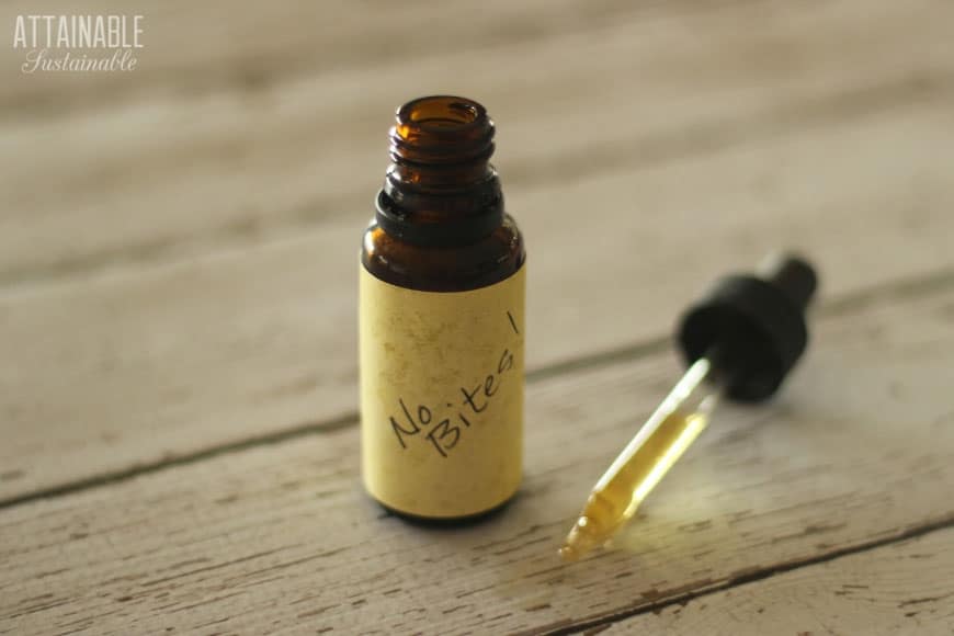 This easy homemade mosquito repellent is fast to mix up with just a few ingredients. A natural mosquito repellent that really works! 驱蚊棕色滴瓶