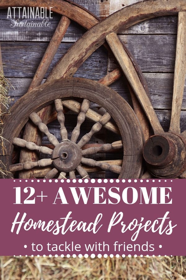 Many hands make light work. You'll get these DIY homestead projects done more quickly plus have some fun if you tackle them with a few of your friends. 木制的马车轮子放在捆好的干草上