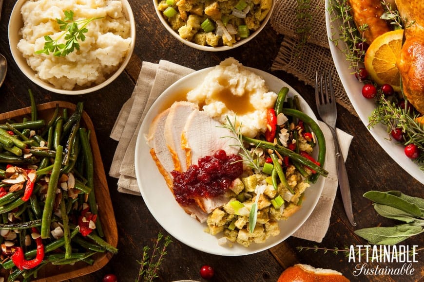 Whether you're planning Easter brunch, a Thanksgiving feast, or looking for Christmas meal ideas: No box required for these holiday dinner ideas. 节日晚餐——盘子里有火鸡、土豆泥和填料