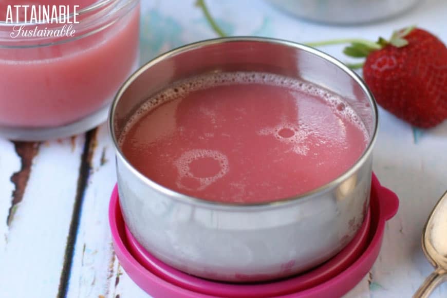 Homemade jello is incredibly easy to make, has ingredients you can feel great about, and with a little 在一个不锈钢容器中自制的果冻(粉红色)