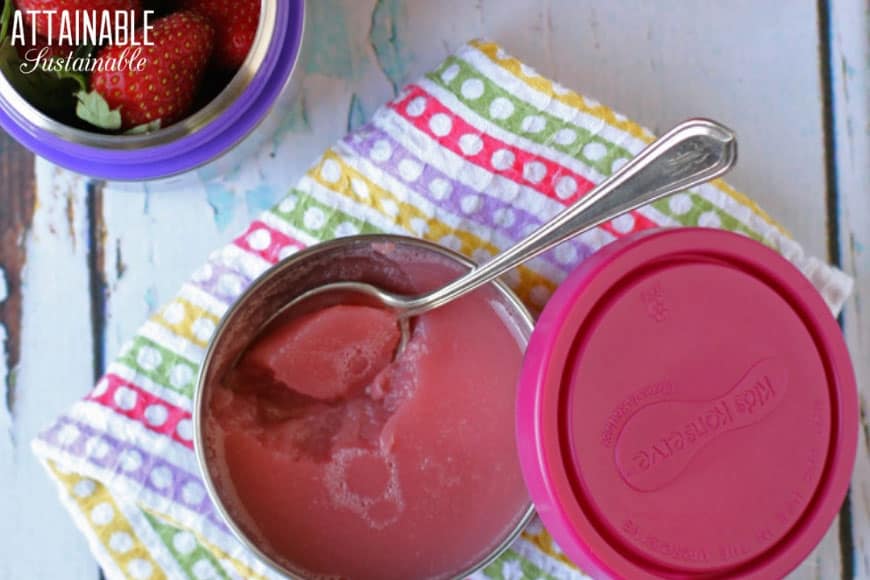 Homemade jello is incredibly easy to make, has ingredients you can feel great about, and with a little 自制果冻(粉红色)在不锈钢容器中,一匙果冻的舀起