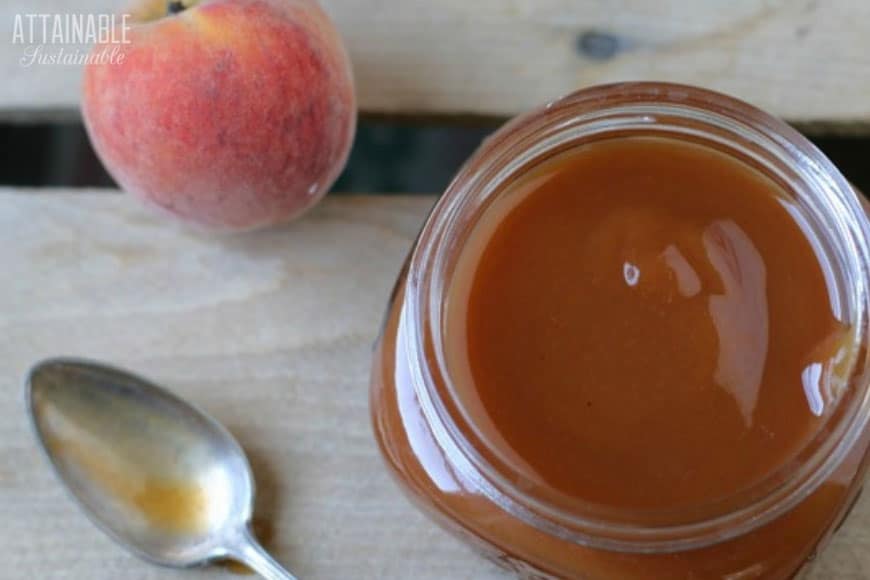 You can preserve this peach butter recipe for the pantry, or simply store it in the fridge. Peach butter is easy to make and great on toast or ice cream. 桃奶油配方在一个有汤匙的玻璃瓶