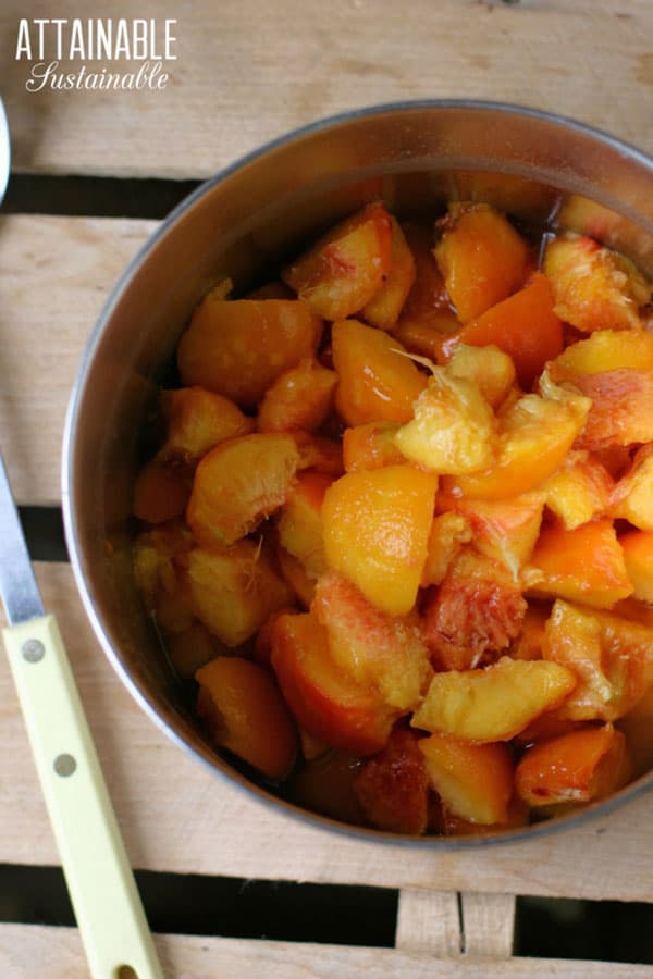 Abundance of fresh peaches? Set some aside for a batch of peach butter. 去皮,在一个锅里切碎的新鲜桃子