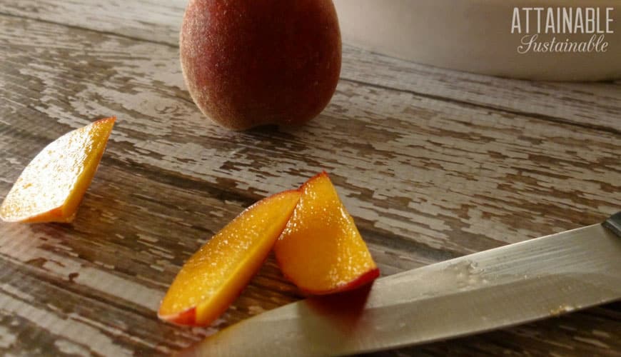 Abundance of fresh peaches? Set some aside for a batch of peach butter. 用刀切新鲜的桃子,切成片准备做蜜桃黄油