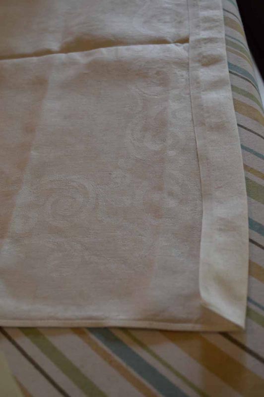Wondering how to keep homemade bread fresh? Here's how to store homemade bread in DIY linen bread bags so it lasts longer. Here's how to make a bag from thrifted linen in 15 minutes! 下摆熨烫好的:一步制作亚麻面包袋