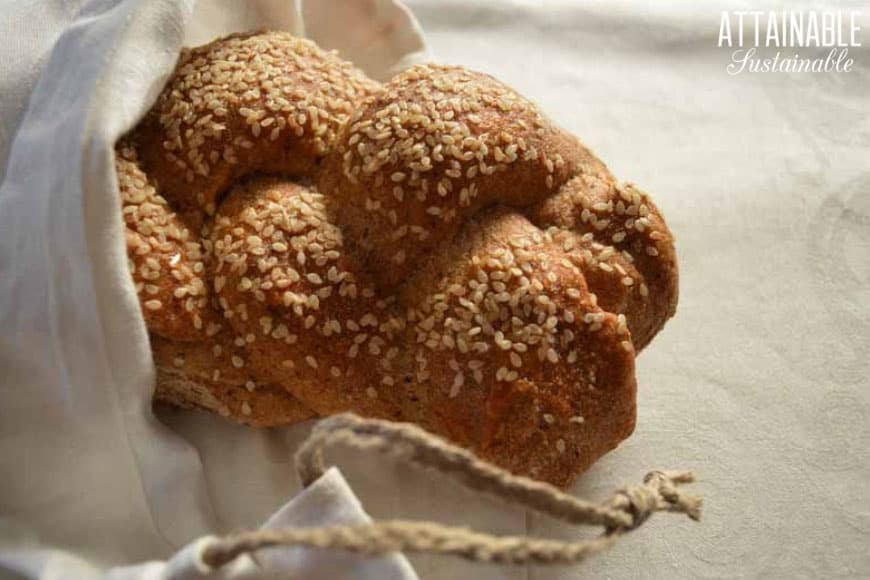 Wondering how to keep homemade bread fresh? Here's how to store homemade bread in DIY linen bread bags so it lasts longer. Here's how to make a bag from thrifted linen in 15 minutes! 从上方亚麻面包袋辫子面包面包的
