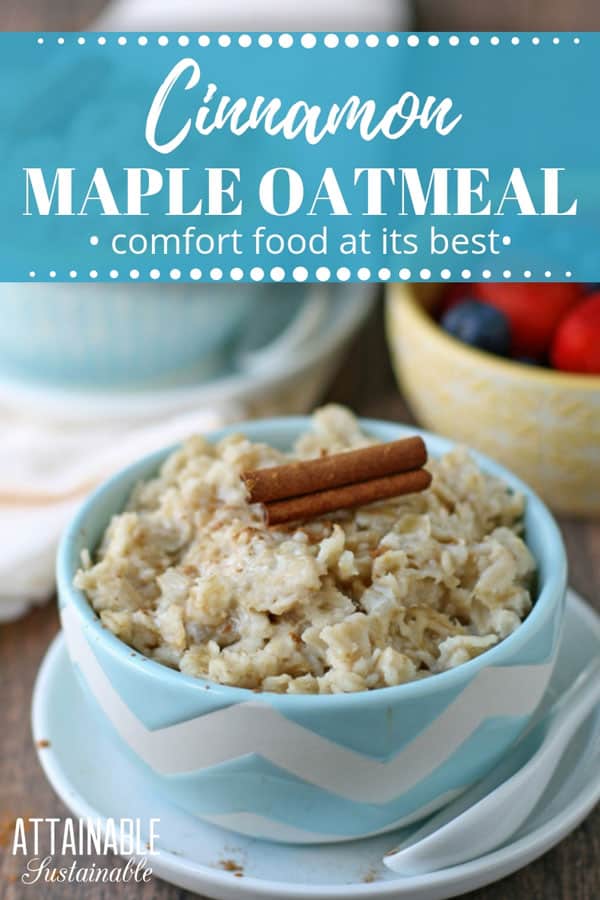 With its wholesome, real food ingredients, this stovetop rolled oats recipe is easy to make for a great start to your day. Cinnamon oatmeal goodness! 自制的燕麦片配方,在一个蓝色和白色之字形碗肉桂棒