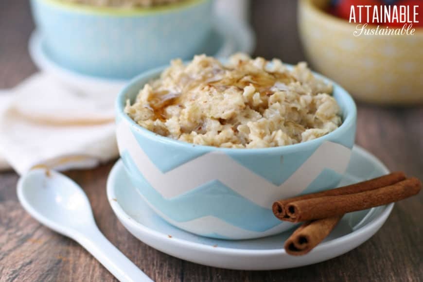 With its wholesome, real food ingredients, this stovetop rolled oats recipe is easy to make for a great start to your day. Cinnamon oatmeal goodness! 自制的燕麦片,装在蓝色和白色的之字形碗里,还有肉桂棒