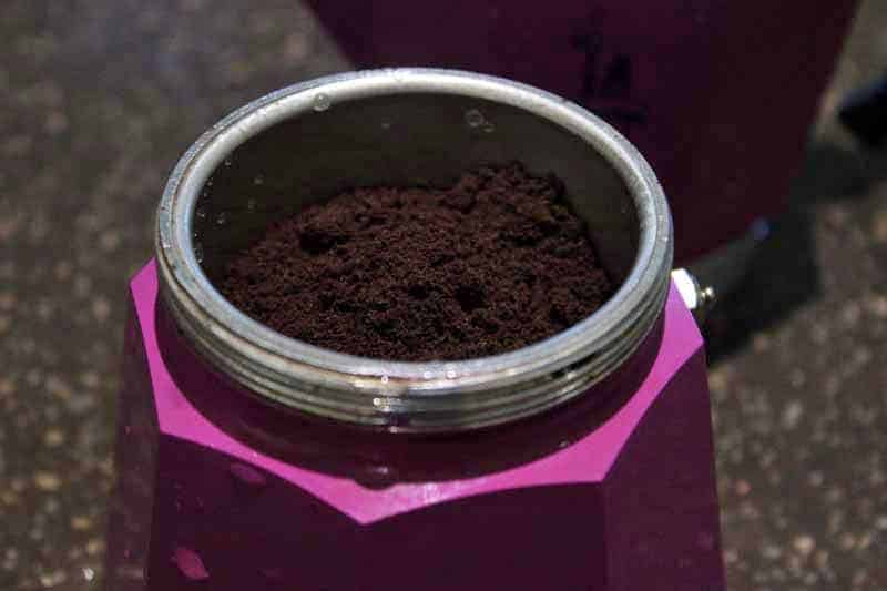 Learning how to make coffee on the stove for off-grid emergencies might just make a coffee convert of you. Plus: A peek at how coffee grows in Hawaii! 用Moka咖啡机煮咖啡