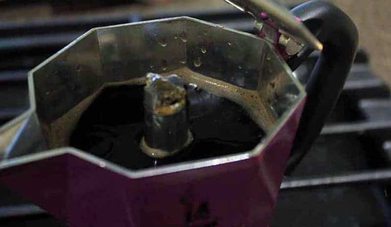 Learning how to make coffee on the stove for off-grid emergencies might just make a coffee convert of you. Plus: A peek at how coffee grows in Hawaii! 在炉子上煮咖啡,看着里面的咖啡机