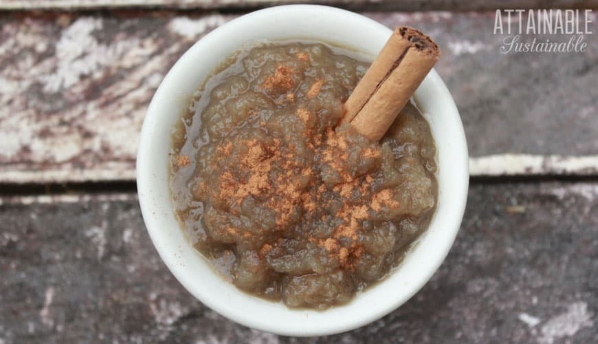Wondering how to cook yacon? How about trying a fresh from the garden 在白色的碗肉桂棒制成雪莲果熟酱