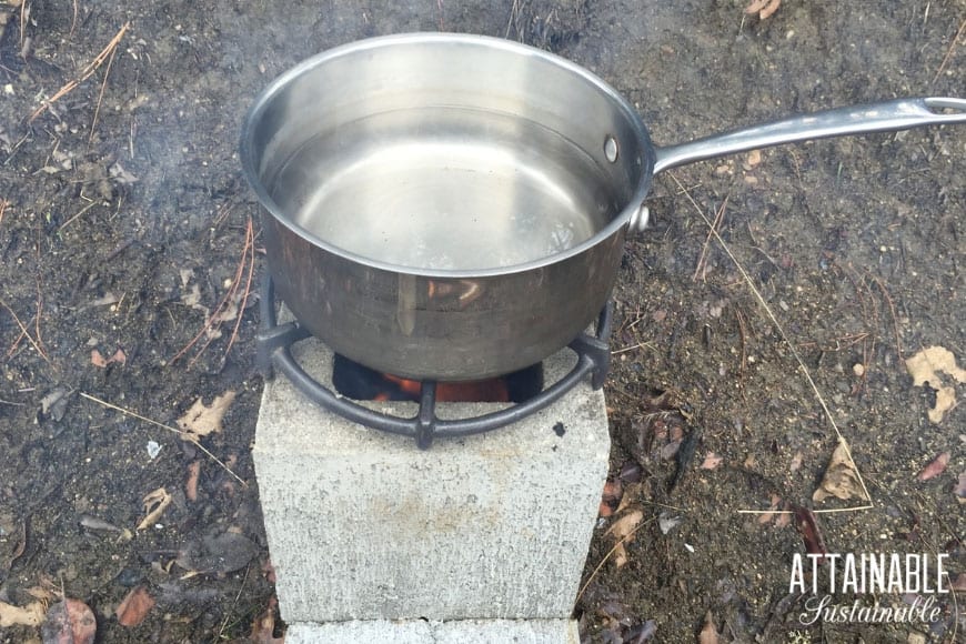 A concrete block rocket stove is easy to make and is great for power outages, camping, and outdoor cooking. Consider this method for off-grid cooking. 在火箭炉子银锅