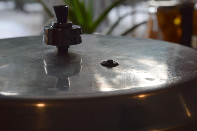 Pressure canning can seem intimidating when you are just learning to preserve food at home. These tips will help you confidently use your pressure canner. 当你刚开始学习如何保存食物时,压力罐头看起来有点吓人。遵循这些建议,你就可以自信地使用你的压力罐了。