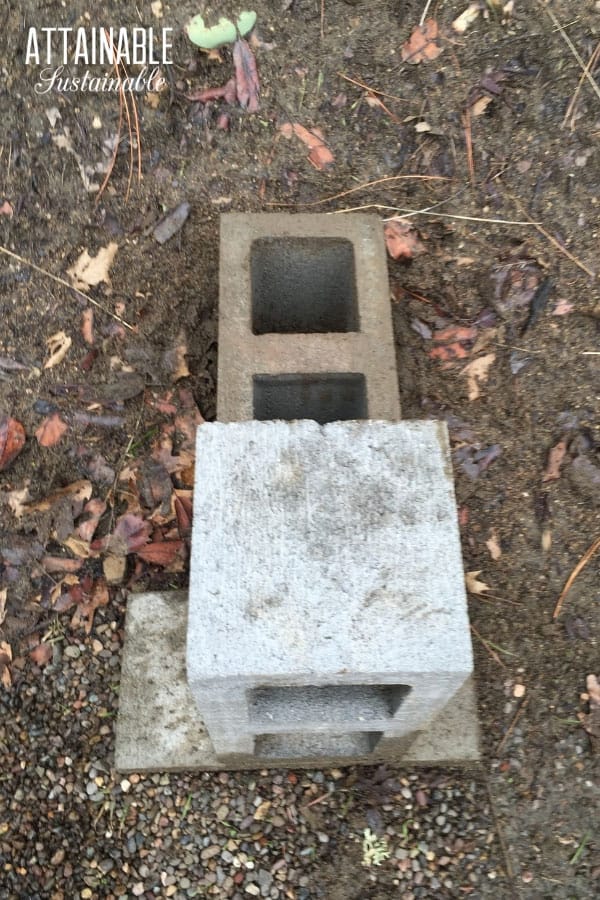 A concrete block rocket stove is easy to make and is great for power outages, camping, and outdoor cooking. Consider this method for off-grid cooking. 建设混凝土砌块火箭炉灶