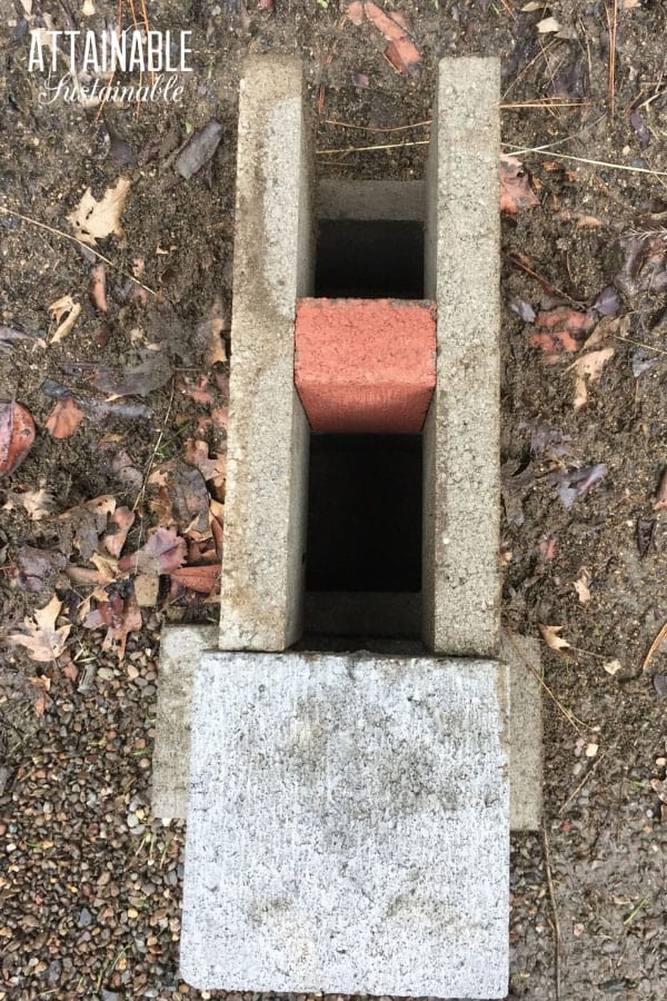 A concrete block rocket stove is easy to make and is great for power outages, camping, and outdoor cooking. Consider this method for off-grid cooking. 摊铺机和从上方红砖