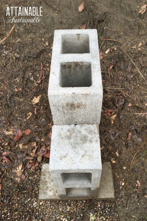 A concrete block rocket stove is easy to make and is great for power outages, camping, and outdoor cooking. Consider this method for off-grid cooking. 成品混凝土砌块火箭炉灶
