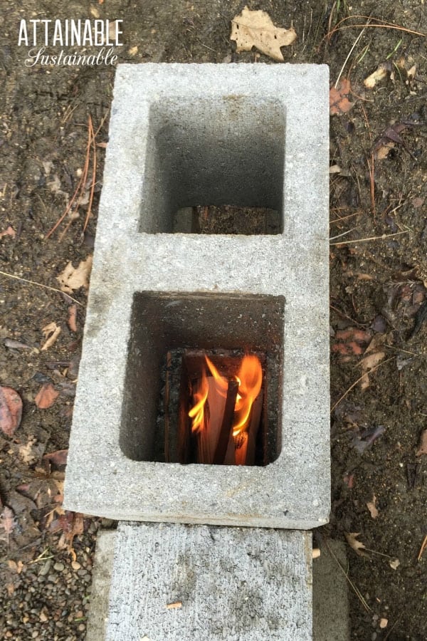 A concrete block rocket stove is easy to make and is great for power outages, camping, and outdoor cooking. Consider this method for off-grid cooking. 火燃烧在火箭炉