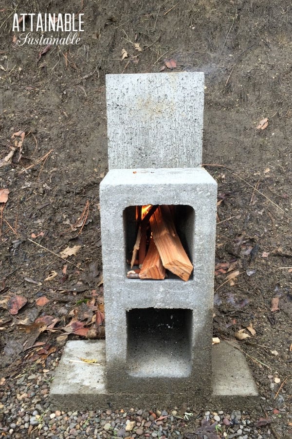 A concrete block rocket stove is easy to make and is great for power outages, camping, and outdoor cooking. Consider this method for off-grid cooking. 堆在火箭炉里的木头