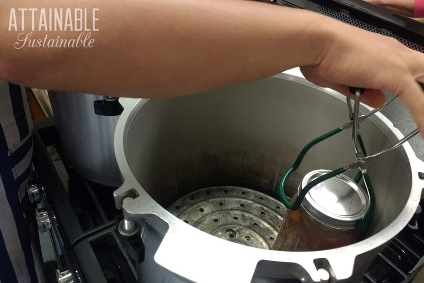 Pressure canning can seem intimidating when you are just learning to preserve food at home. These tips will help you confidently use your pressure canner. 在压力罐头制造商人的手设定罐头瓶