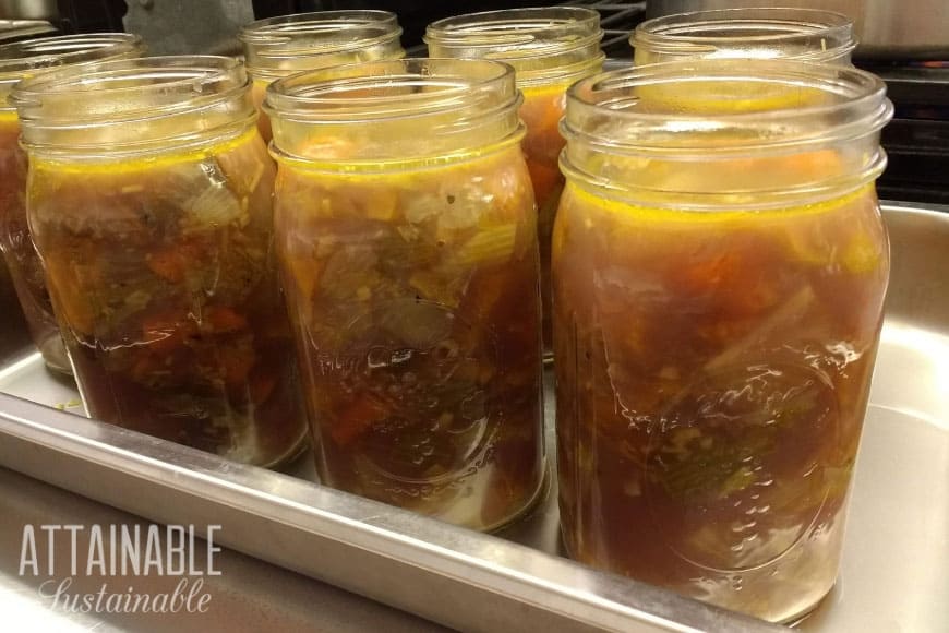 Pressure canning can seem intimidating when you are just learning to preserve food at home. These tips will help you confidently use your pressure canner. 汤在玻璃罐,等待被压力罐装