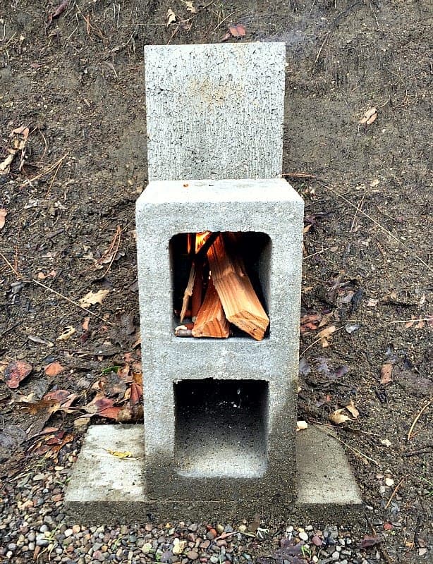 A concrete block rocket stove is easy to make and is great for power outages, camping, and outdoor cooking. Consider this method for off-grid cooking. 火箭炉制成的混凝土块的与在上部单元点燃。
