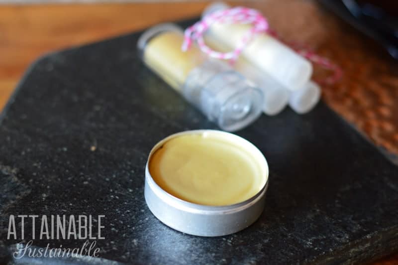 This non-toxic homemade sunscreen is easy to make and feels so much better going on than over the counter commercial sunscreens. It's nourishing, too! 罐装自制防晒霜