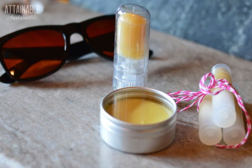 This non-toxic homemade sunscreen is easy to make and feels so much better going on than over the counter commercial sunscreens. It's nourishing, too! 自制的防晒霜和太阳镜