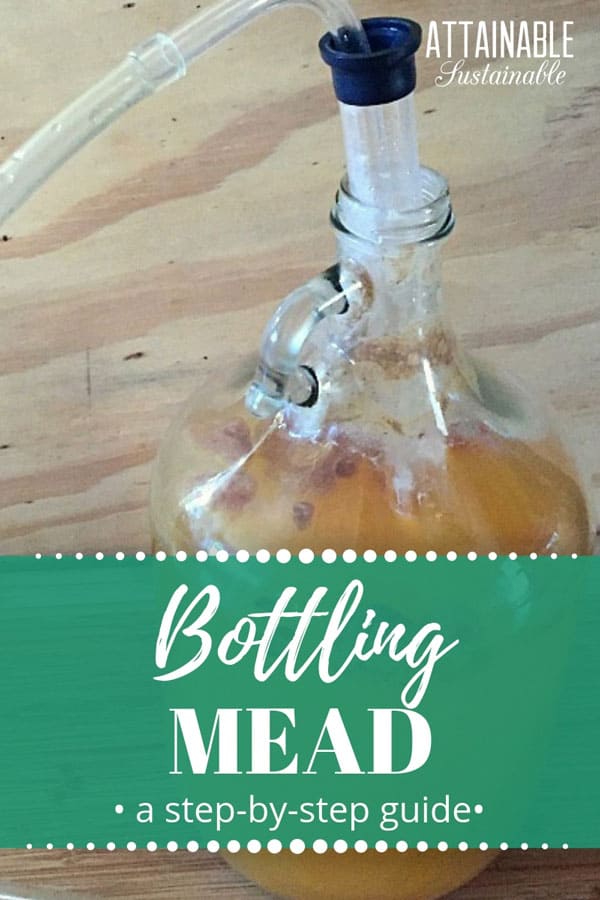 Make your own booze! Bottling mead is the final step in mead making. Step by step instructions make it easy to learn how to bottle mead. Cheers! 玻璃瓶充满自制的蜂蜜酒,准备装瓶