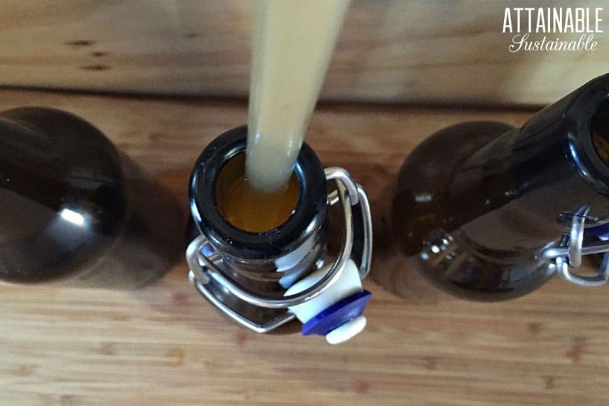 Make your own booze! Bottling mead is the final step in mead making. Step by step instructions make it easy to learn how to bottle mead. Cheers! 从上面,装瓶蜜酒棕色摆动盖的瓶子
