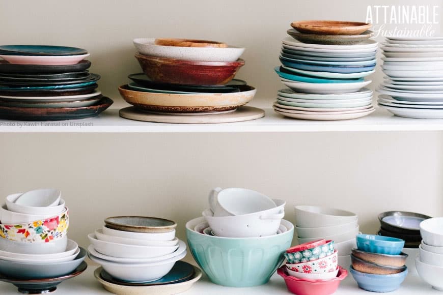 From disposable plates & cups to party decor, the trash generated by hosting a party can be mind-boggling. Here's how to make some eco-friendly adjustments! 两个架子上摆满了色彩鲜艳的盘子,颜色各异