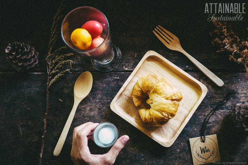 From disposable plates & cups to party decor, the trash generated by hosting a party can be mind-boggling. Here's how to make some eco-friendly adjustments! 竹盘羊角面包,深色背景