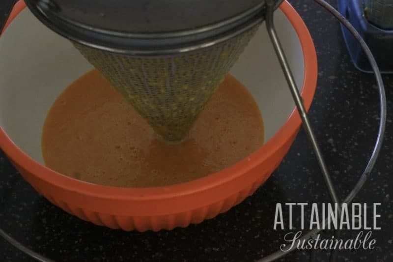 Looking for an easy way to make passion fruit juice? After years of trying different methods, I've found this to be the easiest way to juice passion fruit 使劲西番莲果汁通过CHINOIS成橙色碗