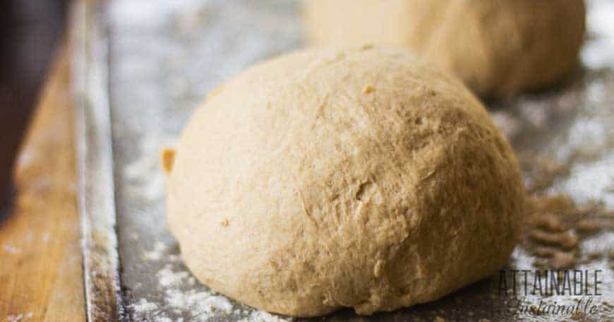 This boule bread will make a simple meal shine. This sourdough boule recipe is easy to make and a great introduction to sourdough baking. Grab some butter! 议会面包,生
