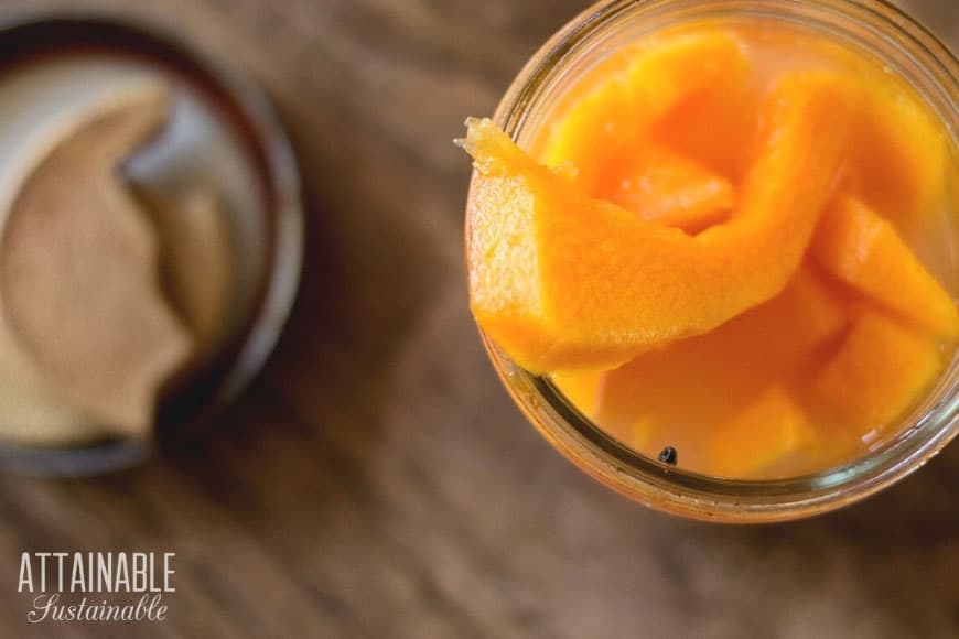 For an unusually flavorful way to add probiotics to your diet, try this healthy pumpkin recipe. Ferment pumpkin with cardamom seeds for a surprising snack! 在罐头瓶橙色南瓜矛