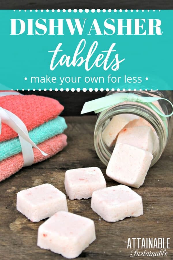 You'll save money, have squeaky clean dishes, & know exactly what ingredients are in this homemade dishwasher soap. Option to make dishwasher *powder, too. 自制的洗碗肥皂片放在一块木头上,背景是桃子和青色的抹布。