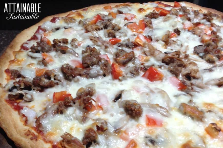 Homemade pizza on a busy weeknight? Check out our favorite homemade pizza dough recipe and how you can steal my secret for FAST pizza crust from scatch. 自制比萨饼香肠和红辣椒零距离接触