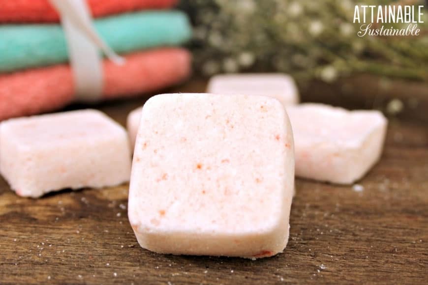 You'll save money, have squeaky clean dishes, & know exactly what ingredients are in this homemade dishwasher soap. Option to make dishwasher *powder, too. 自制洗碗机肥皂片,方形,略带粉红色
