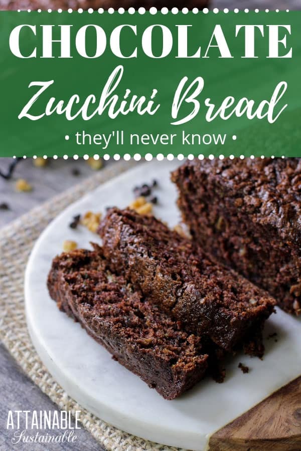 This chocolate zucchini bread - more like chocolate zucchini CAKE -- is so fab! Nobody will guess that garden fresh zucchini is the secret ingredient. 白切菜板上的巧克力西葫芦面包