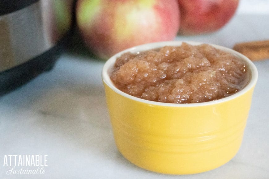 Need a fast and easy side dish? Or a tasty way to top pancakes? Cook up a batch of this Instant Pot applesauce from fresh apples in no time! 自制火锅瞬间苹果酱黄色碗,在瞬间后方锅