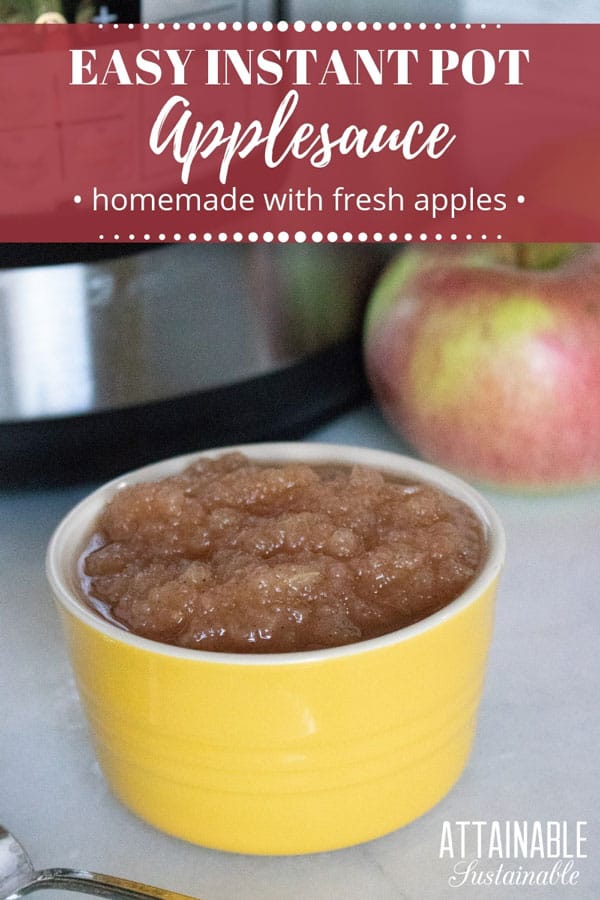 Need a fast and easy side dish? Or a tasty way to top pancakes? Cook up a batch of this Instant Pot applesauce from fresh apples in no time! 自制苹果酱黄色碗,在瞬间后方锅