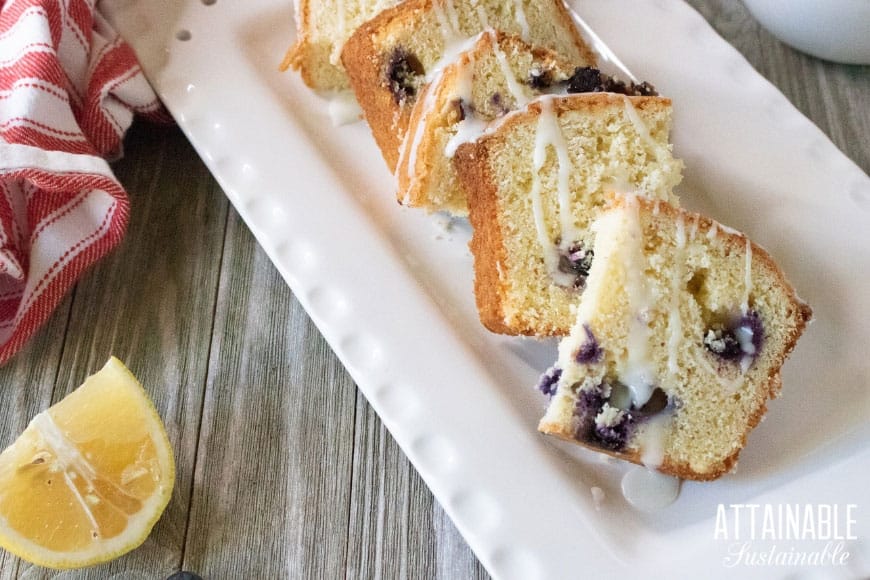 This lemon blueberry loaf cake is a perfect solution to dessert when you need a sweet recipe to finish off the day. It holds up well as a finger food, too. 柠檬蓝莓面包蛋糕切片上的矩形白色板