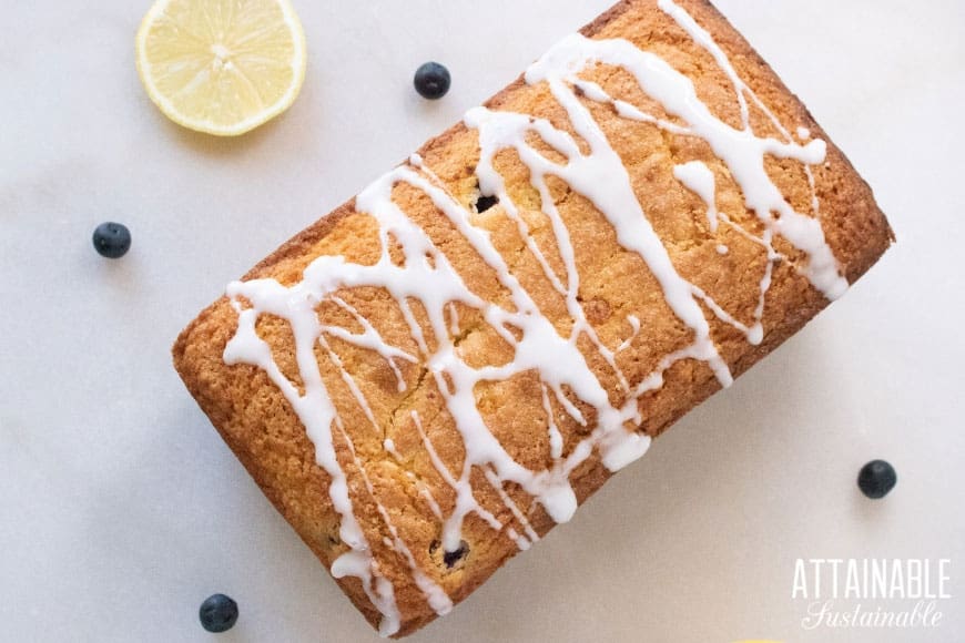 This lemon blueberry loaf cake is a perfect solution to dessert when you need a sweet recipe to finish off the day. It holds up well as a finger food, too. 从上面柠檬蓝莓面包蛋糕,以淋上釉料